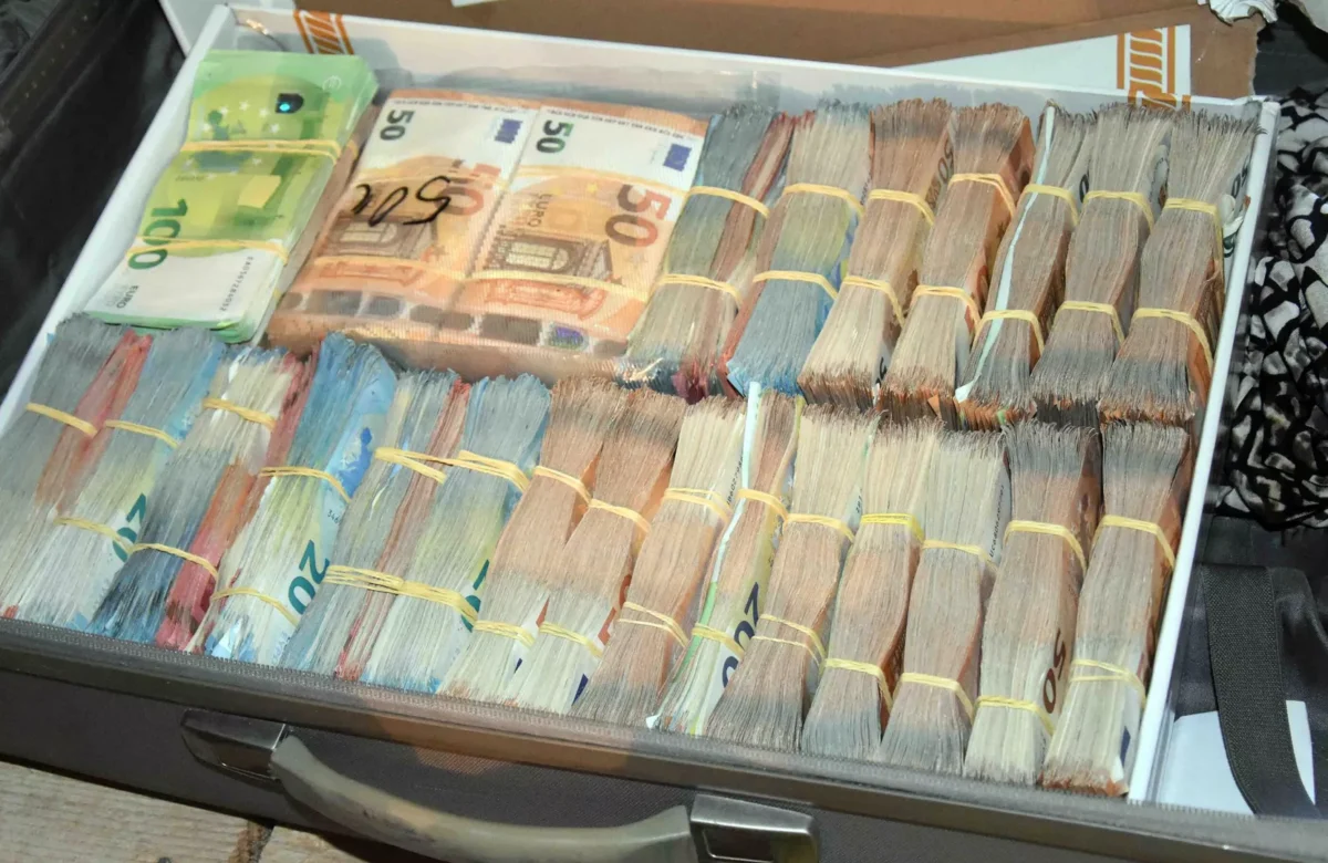 МУП о хапшењу припадника “Балканског картела“: Заплењено 2,7 тона кокаина, пола милиона евра...